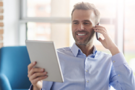 homme-d-affaire-conversation-téléphone-navigation-digital-tablet