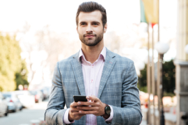 jeune-homme d'affaires concentré en plein