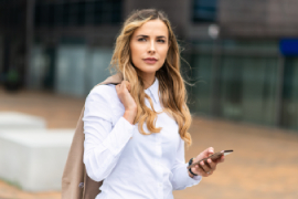 femme d'affaires utilisant son téléphone portable à l'extérieur
